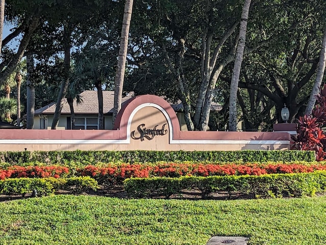 community / neighborhood sign featuring a yard