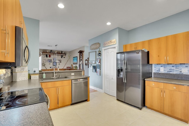 kitchen featuring kitchen peninsula, backsplash, sink, and stainless steel appliances