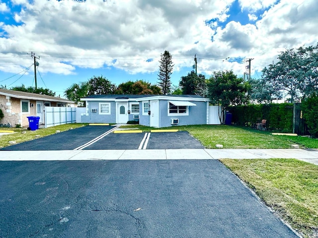 view of front of property featuring a front lawn