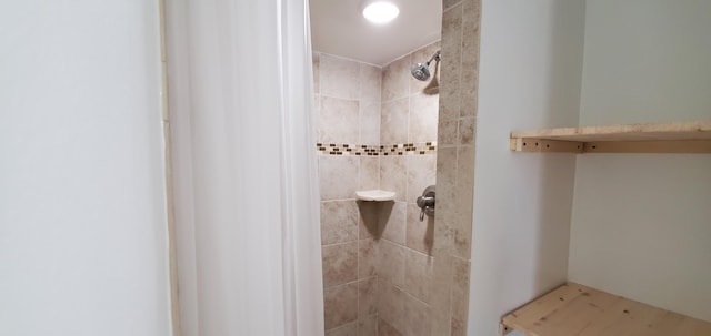 bathroom featuring a tile shower