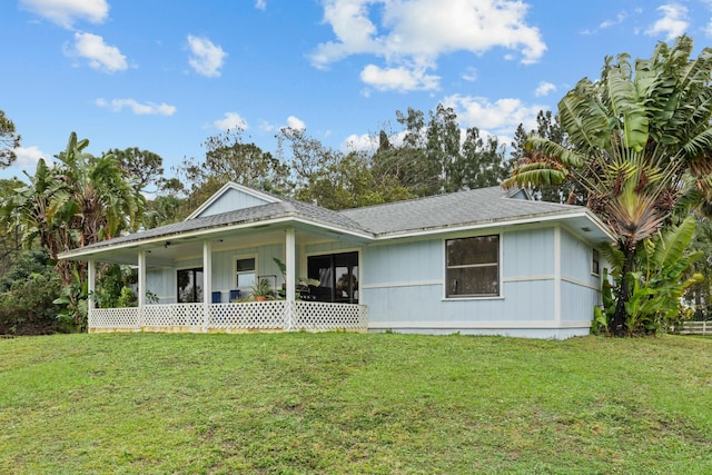 view of front of house featuring a front lawn