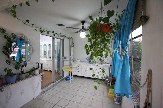 sunroom with ceiling fan