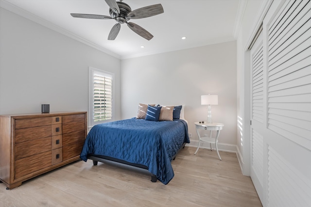 bedroom with crown molding, a closet, ceiling fan, and light hardwood / wood-style flooring