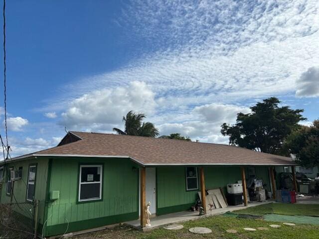 view of front of house with a front yard