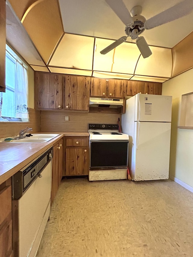 kitchen featuring sink, white appliances, and ceiling fan