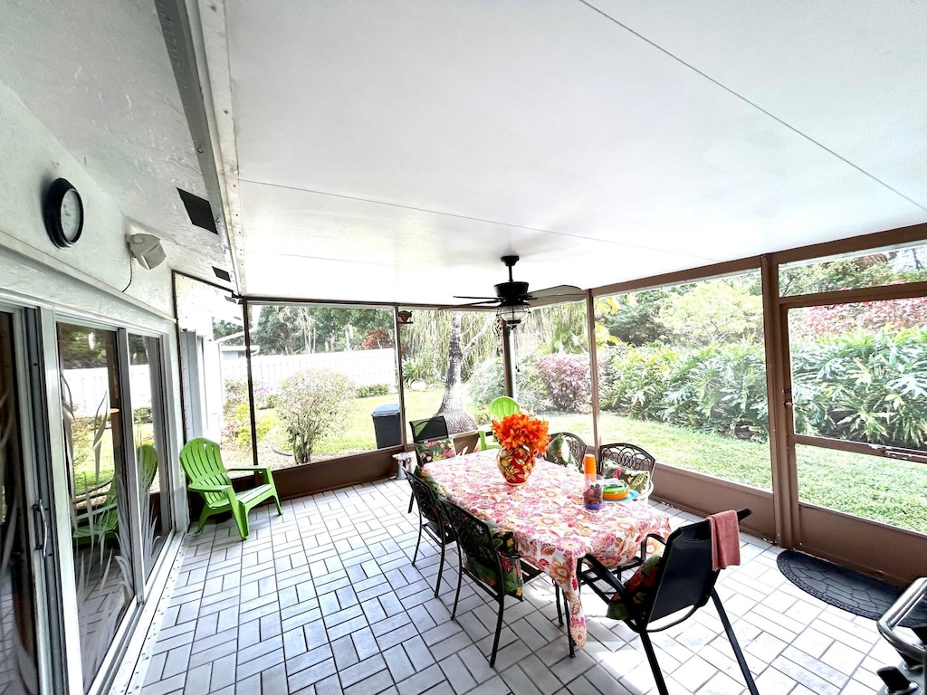 sunroom with ceiling fan