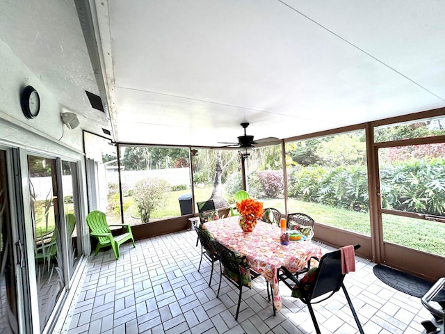 sunroom with ceiling fan