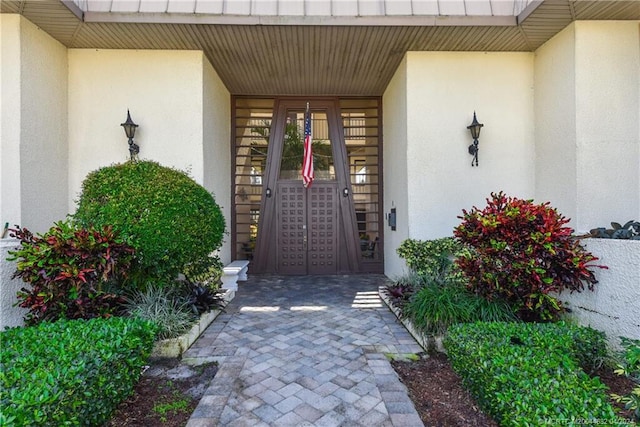 property entrance with stucco siding