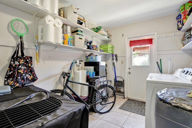 laundry room featuring light tile patterned floors and washer and clothes dryer