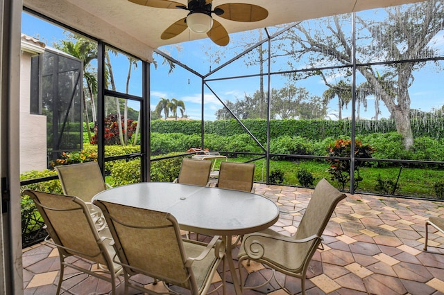 sunroom with ceiling fan