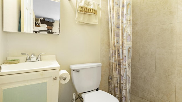 bathroom featuring a shower with curtain, vanity, and toilet