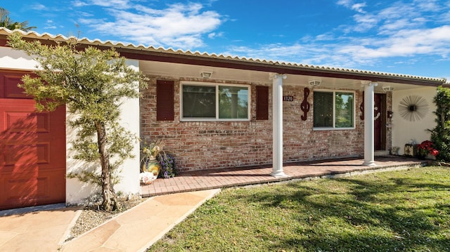 view of front of property featuring a front lawn