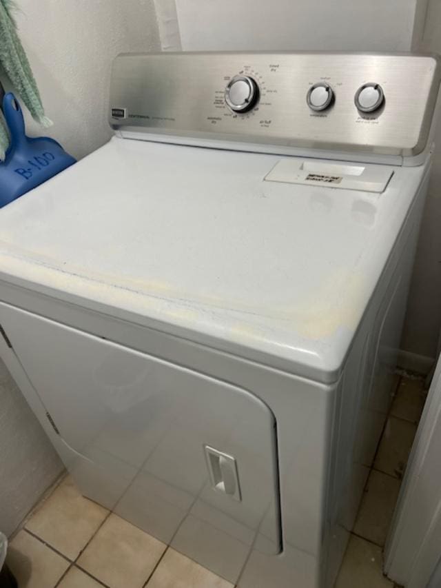 laundry room with washer / clothes dryer and light tile patterned floors