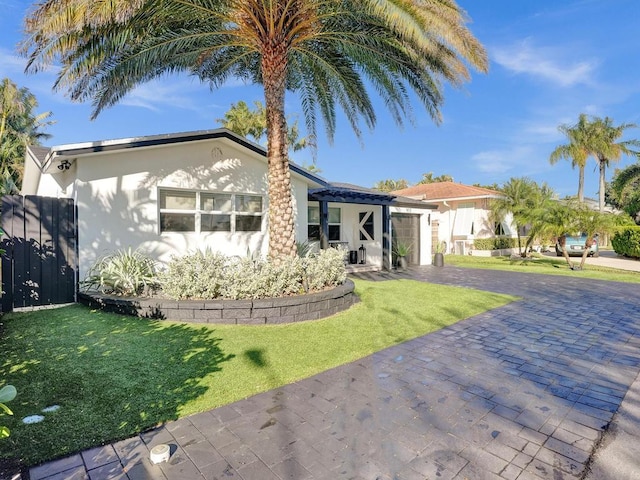 view of front of property featuring a front lawn