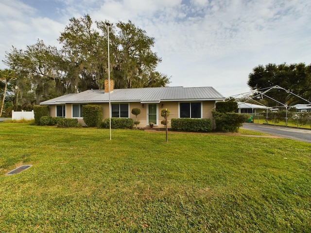 single story home with a front lawn