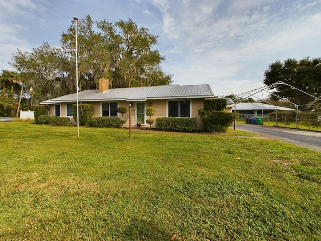 ranch-style house featuring a front yard