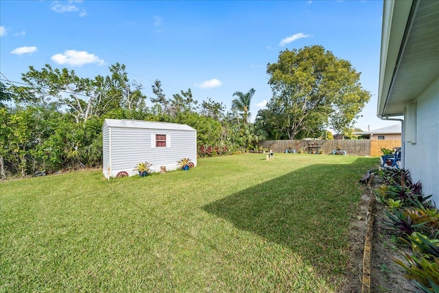 view of yard featuring a shed