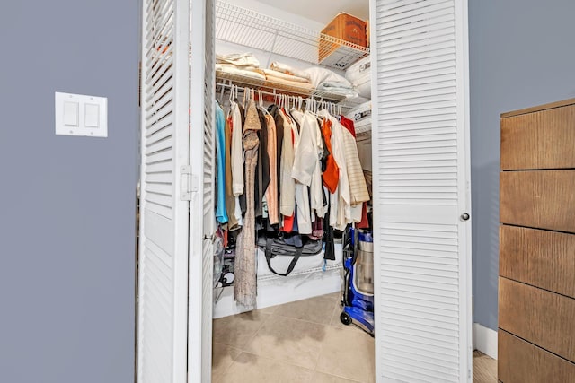 walk in closet with light tile patterned flooring