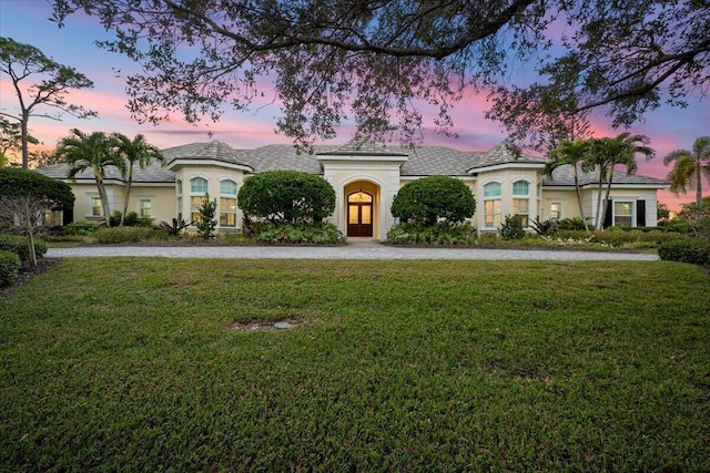 view of front facade featuring a lawn