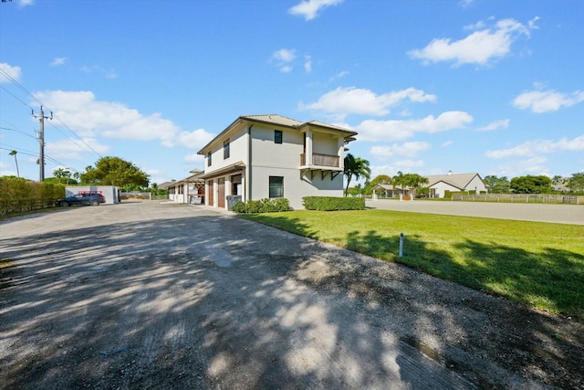 view of front of home featuring a front lawn