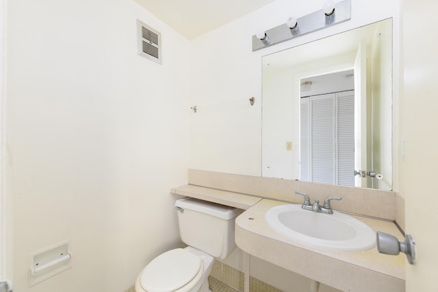 bathroom featuring toilet and sink