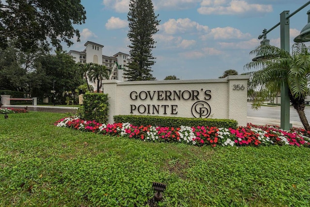 community / neighborhood sign featuring a lawn