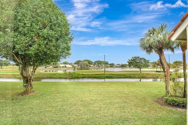 view of yard featuring a water view