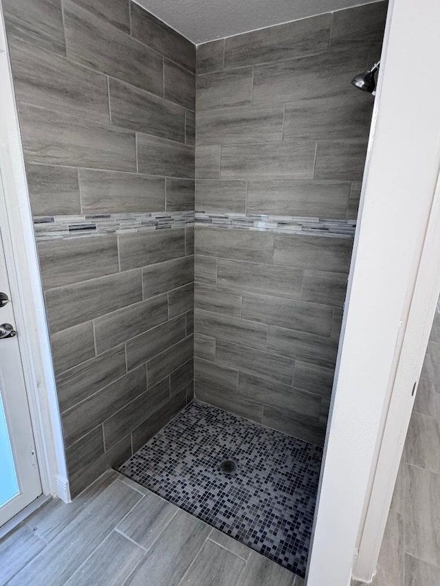 bathroom featuring a tile shower