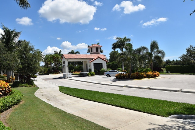 view of property's community featuring a yard