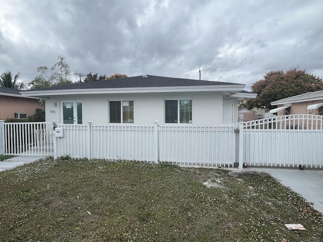 view of side of property featuring a lawn