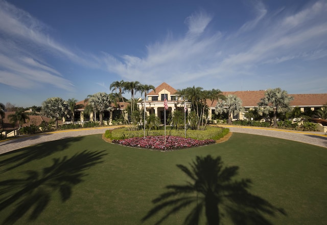 exterior space featuring a front yard