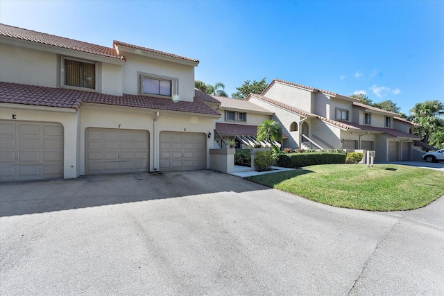 view of front facade featuring a garage and a front yard