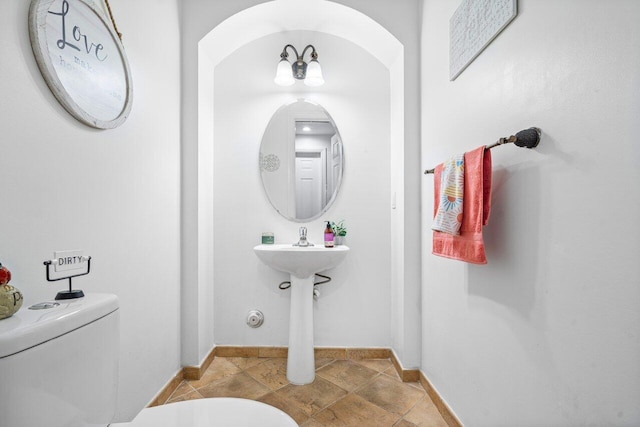 bathroom featuring toilet and a chandelier