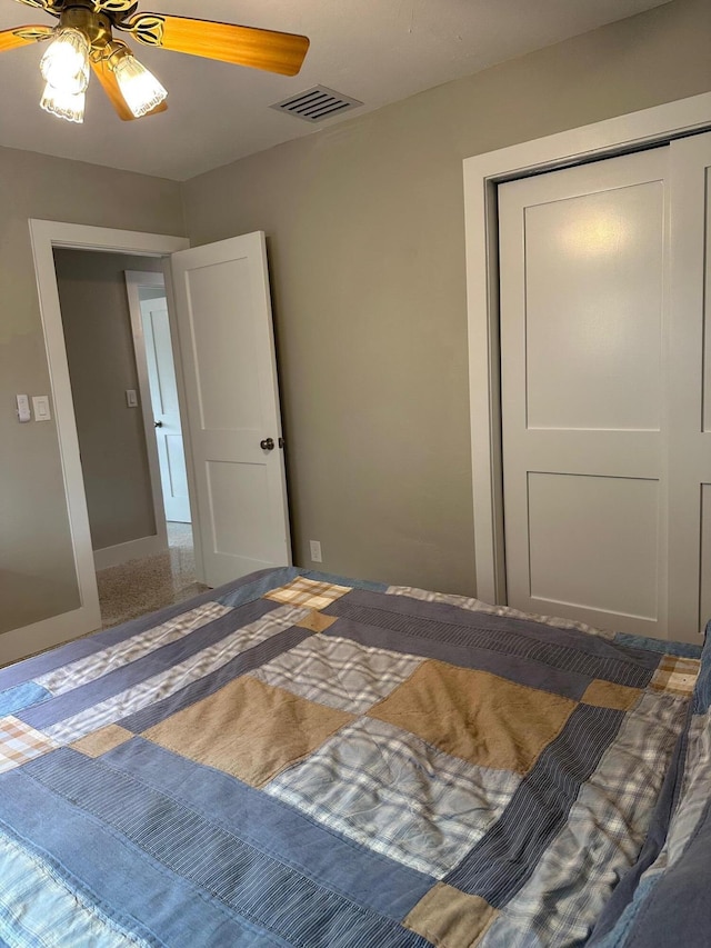 unfurnished bedroom featuring ceiling fan and a closet