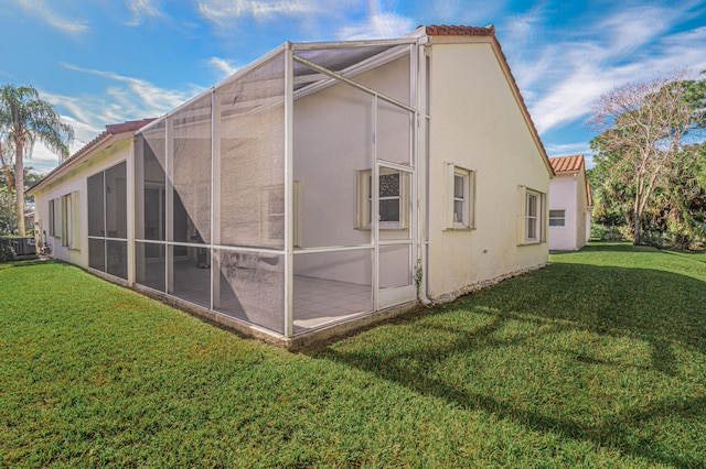 view of side of property featuring a lawn