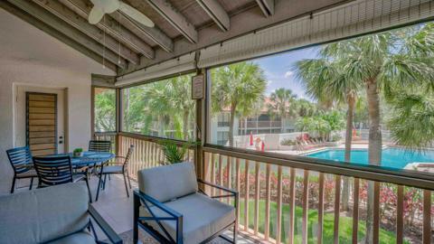 sunroom / solarium with vaulted ceiling