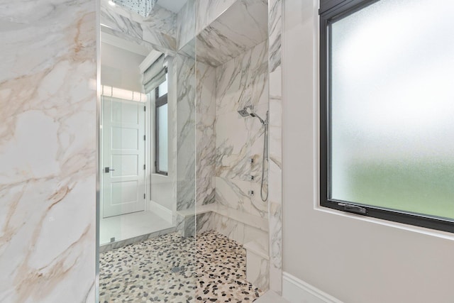 bathroom featuring tiled shower