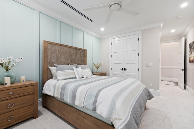 bedroom featuring crown molding, ceiling fan, and a closet