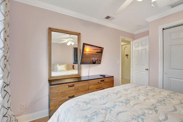 bedroom featuring crown molding, ceiling fan, and a closet