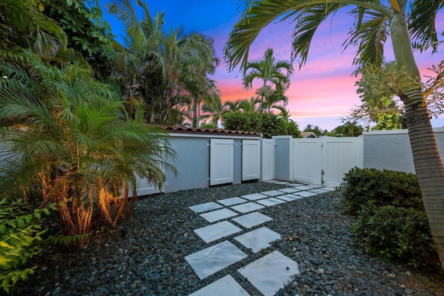 view of yard at dusk