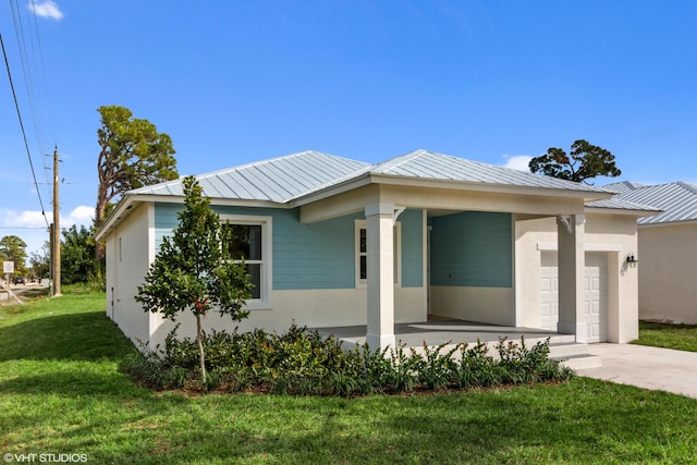 view of front facade featuring a garage and a front yard