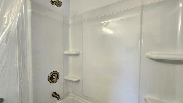 bathroom featuring shower / tub combo