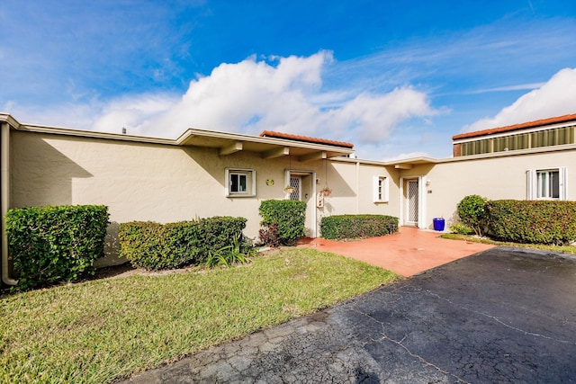 view of front of property featuring a patio area and a front lawn