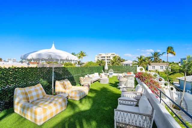 view of yard featuring outdoor lounge area