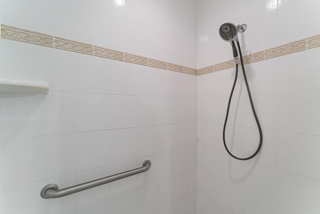bathroom featuring a tile shower
