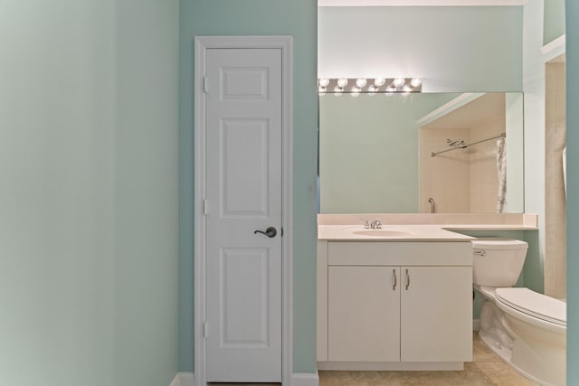 bathroom with curtained shower, toilet, and vanity