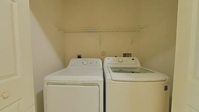 washroom featuring washing machine and clothes dryer