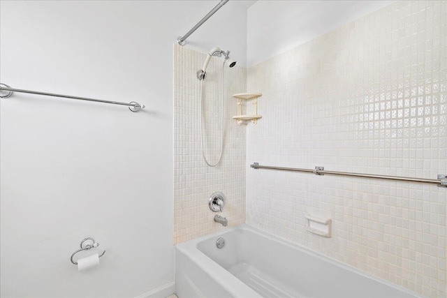 bathroom featuring tiled shower / bath combo