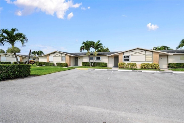 single story home featuring a front yard