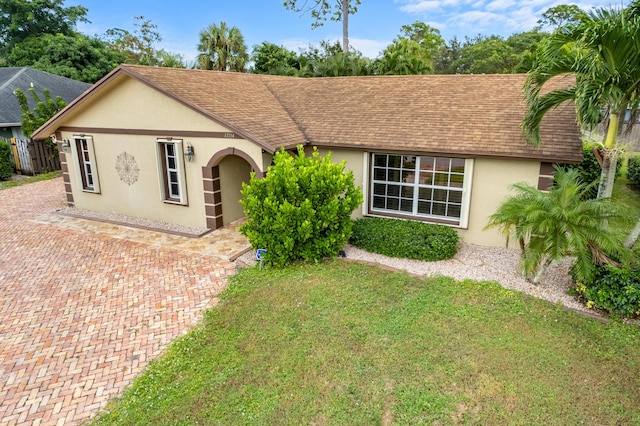 single story home with a front lawn